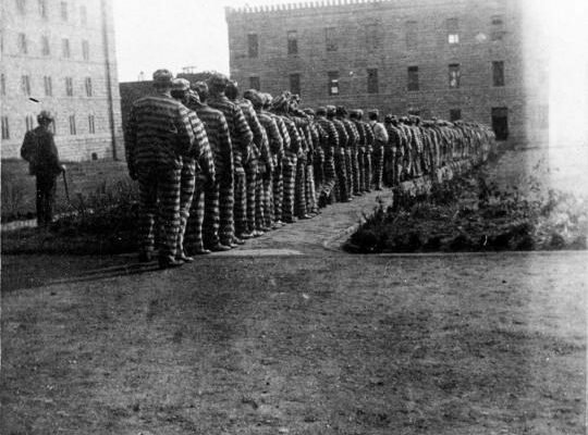 4333-msp-inmates-marching-to-meal-dottie-dallmeyer-photo_469