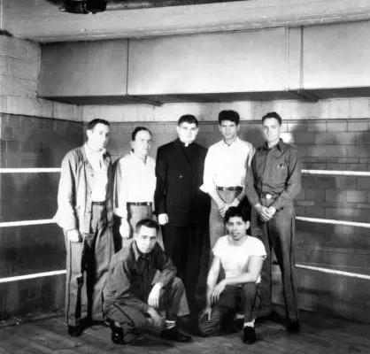 4438-msp-father-stevens-in-the-ring-with-inmate-gym-staff-c1950_484