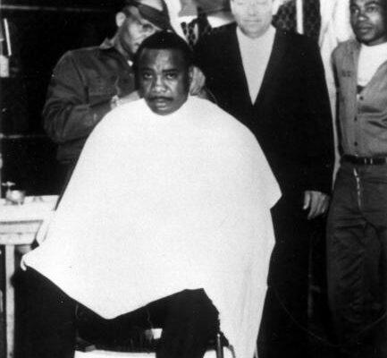 sonny-liston-receiving-haircut-in-msp-c1950_237
